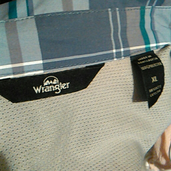 Wrangler soft slick material shirt - Picture 2 of 4